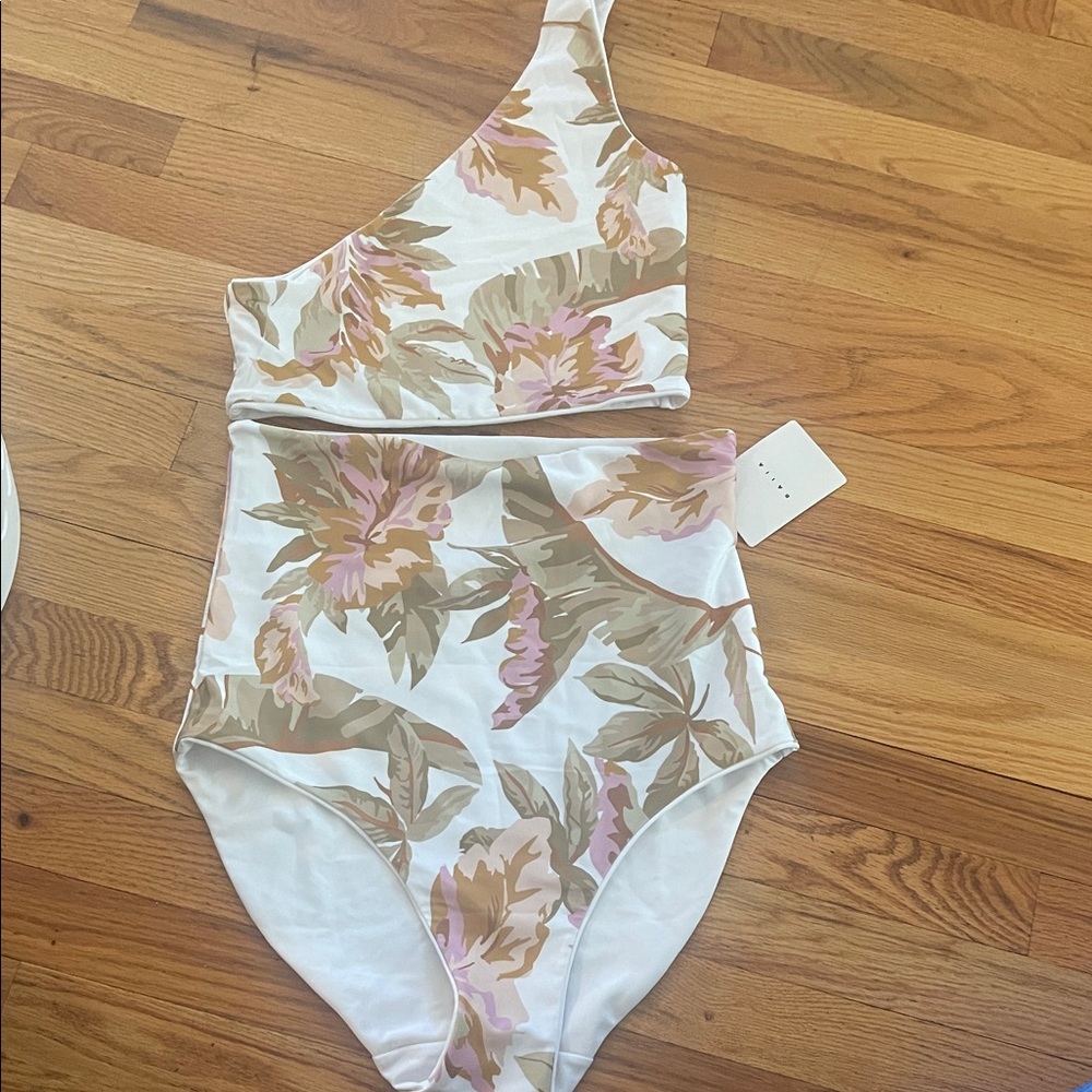 NEW NWT BAIIA REVERSIBLE 2 piece
Floral Hawaiian SWIMSUIT